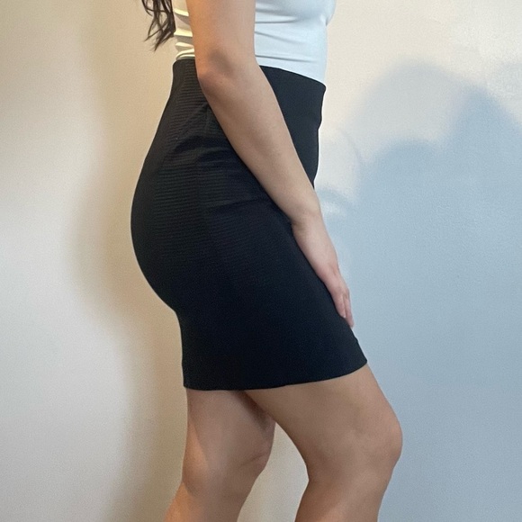 🖤 Sleek and Stylish: Women's Black Pencil Skirt by Joe Fresh,  Size Small 🖤 - Picture 4 of 9